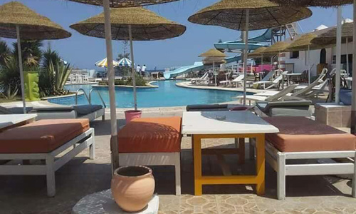 Exclusivité Babydeal: Accès plage privée et piscine pour 02 adultes et leurs enfants pour 01 journée ou pour les 02 mois de l’été à partir de 29.9dt chez Caribbean Pool Hammamet Sud