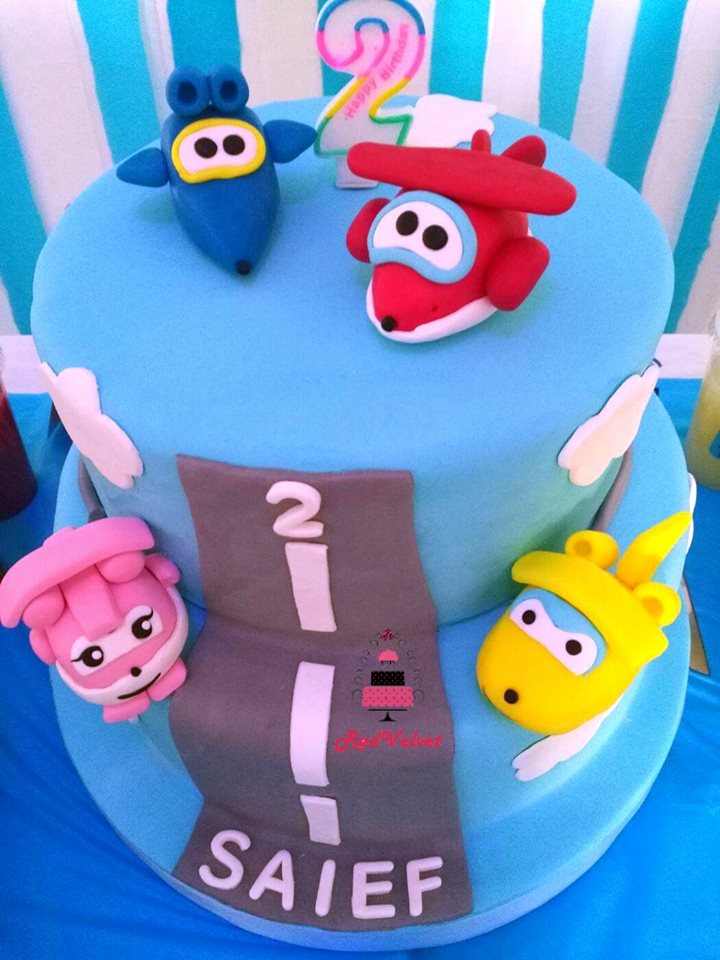 Offrez à votre enfant un gâteau d’anniversaire unique et personnalisé avec thème au choix à partir de 60dt chez Redvelvet